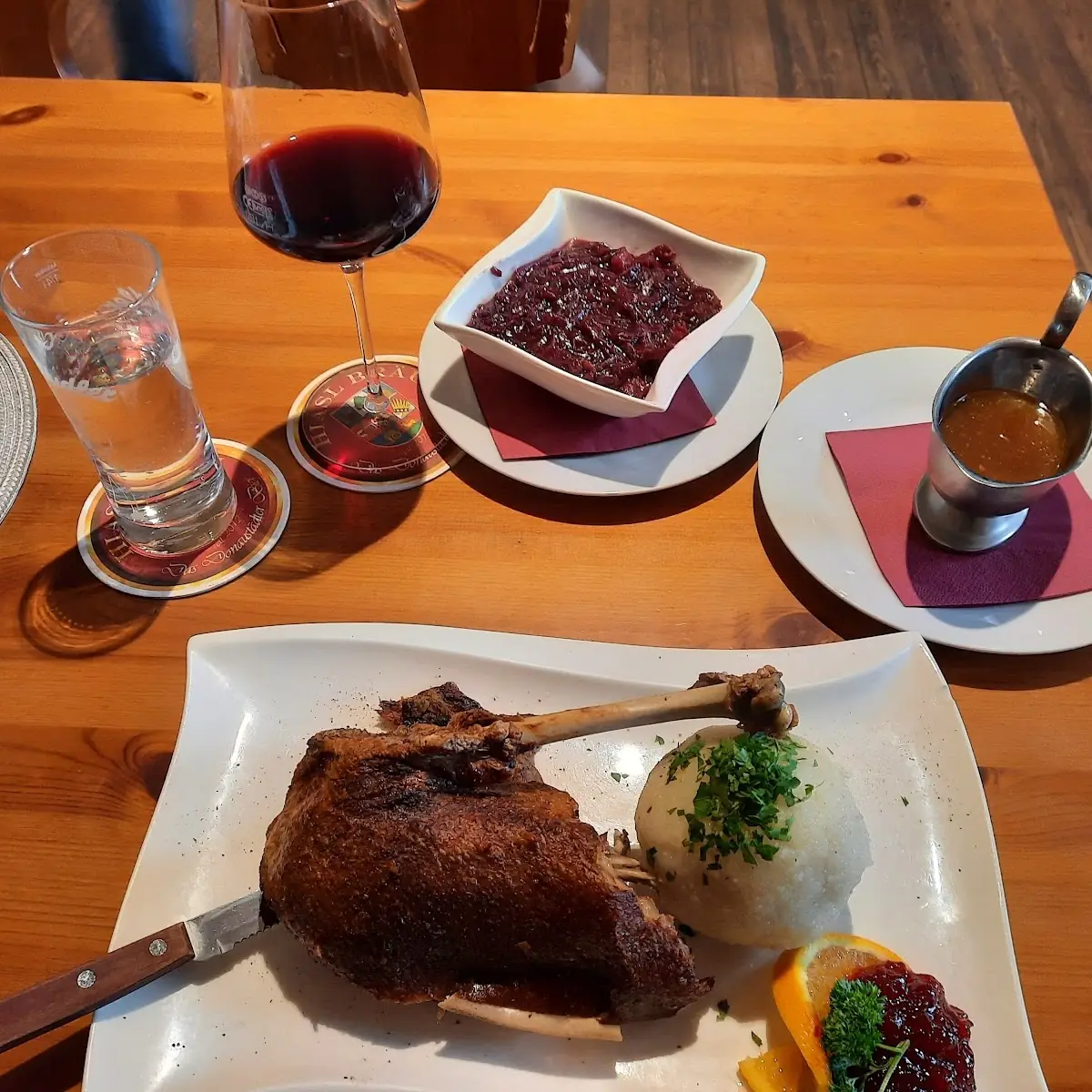 Gansl Mit Rotkraut Und Waldviertler Knödl