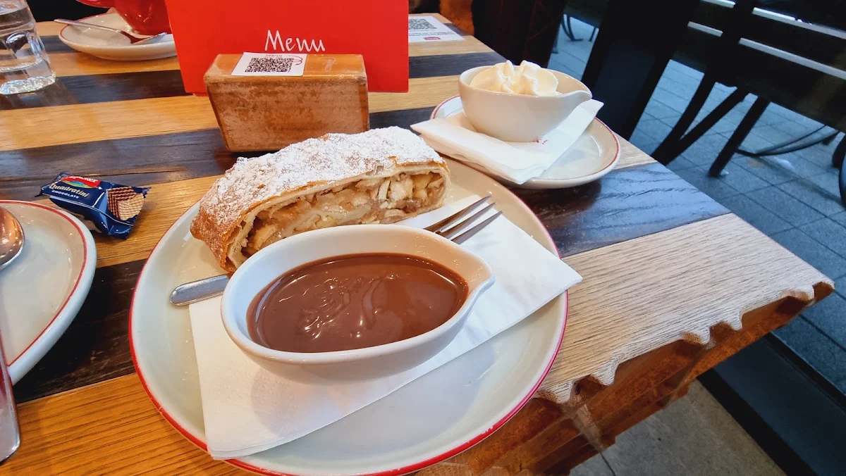 Apfelstrudel Mit Sahne Und Nougatcreme