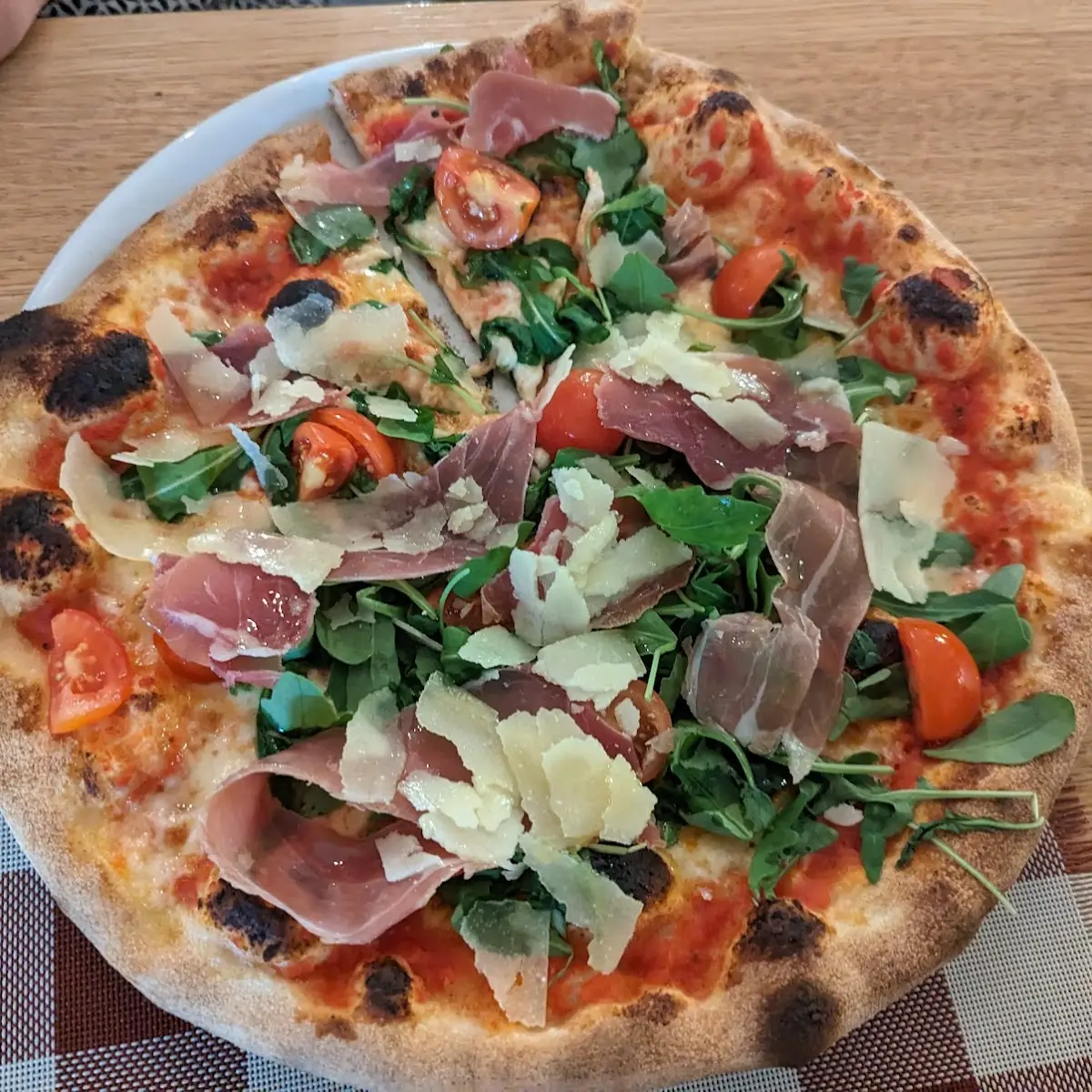 Pizza Mit Rohem Schinken Parmesan Und Rukula