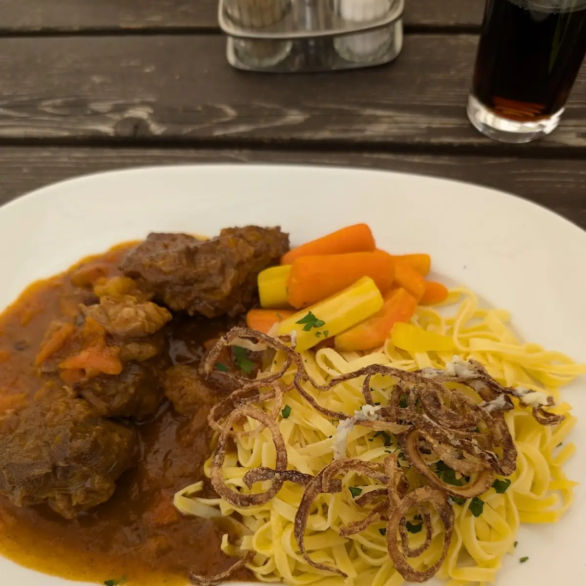 Schweinsbäckchen Mit Püree Und Karotten