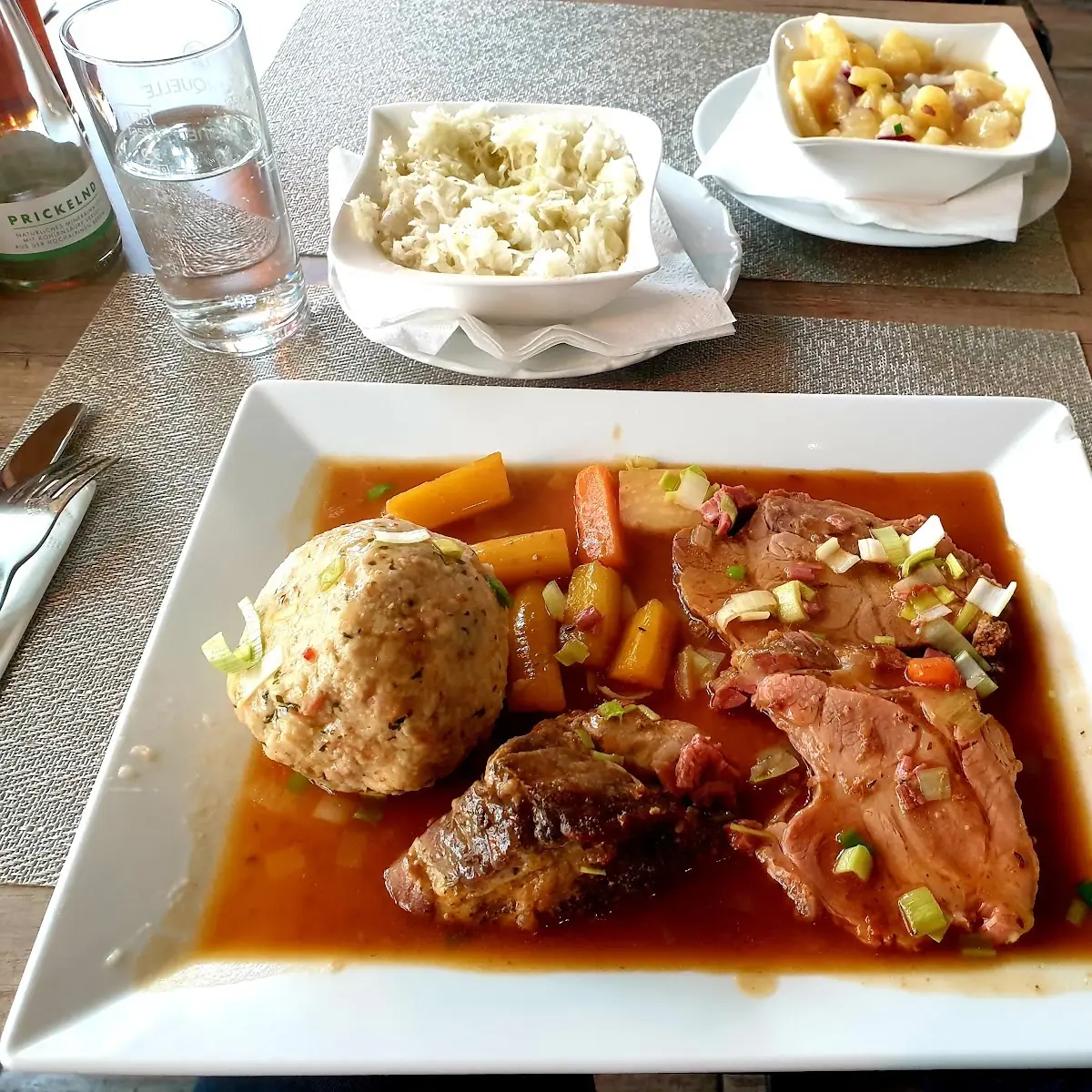 Rindsuppe Mit Hausgemachten Kaspressknödel