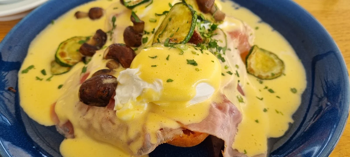 Egg Benedict Mit Schinken & Pilzen