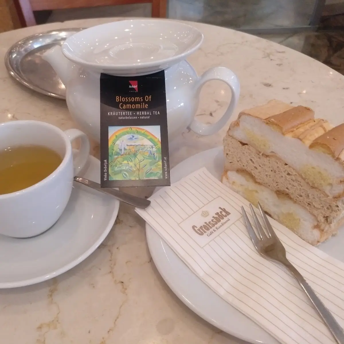 Kaffeekardinalschnitte E Infusión De Manzanilla