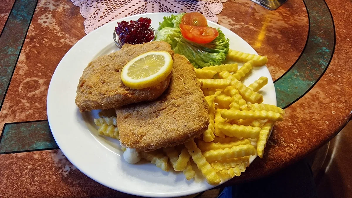 Schnitzel Nach Wiener Art Vom Schwein Dazu Pommes Und Salat Garnitur