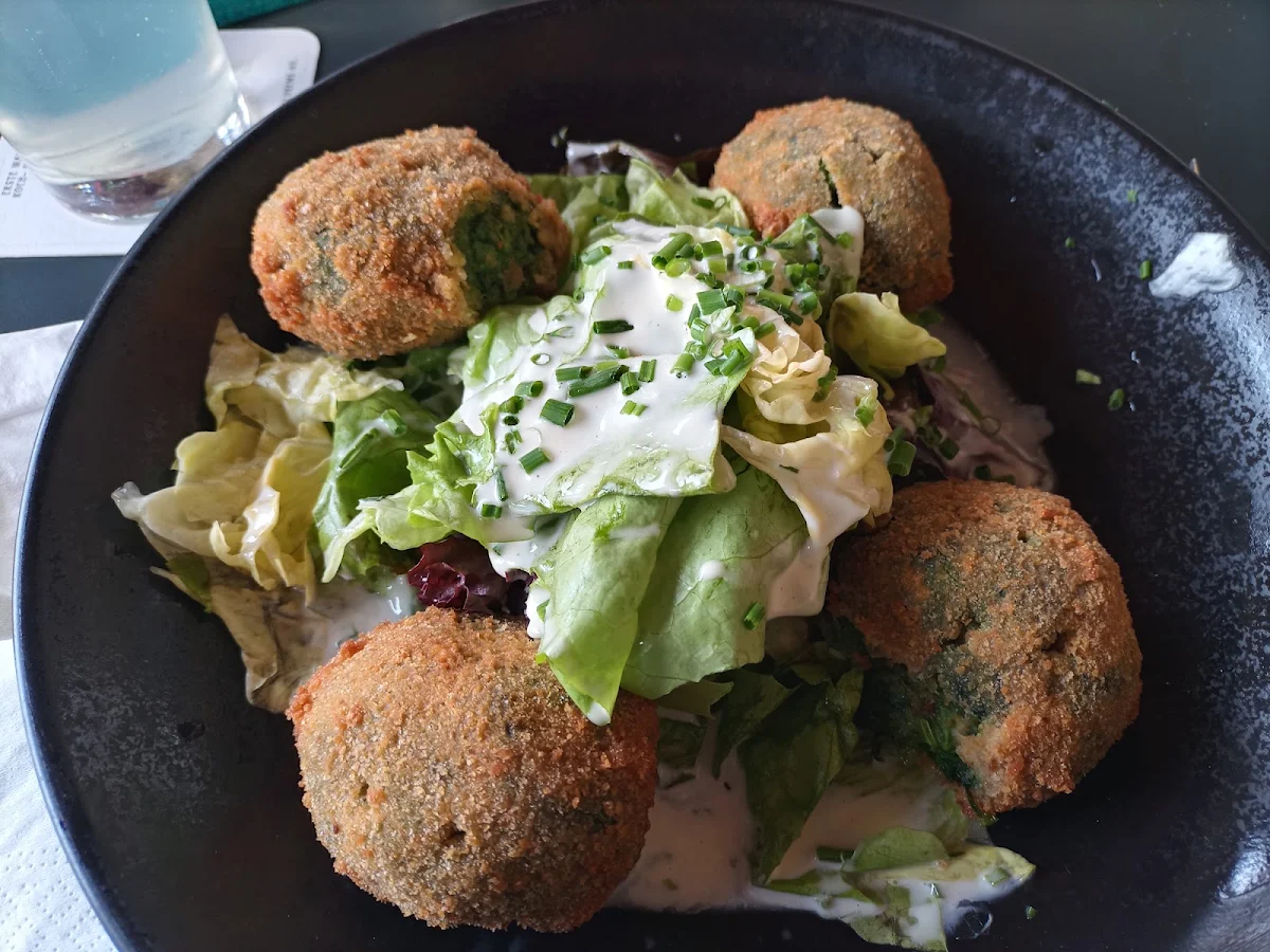 Spinat Knödel Auf Blattsalat