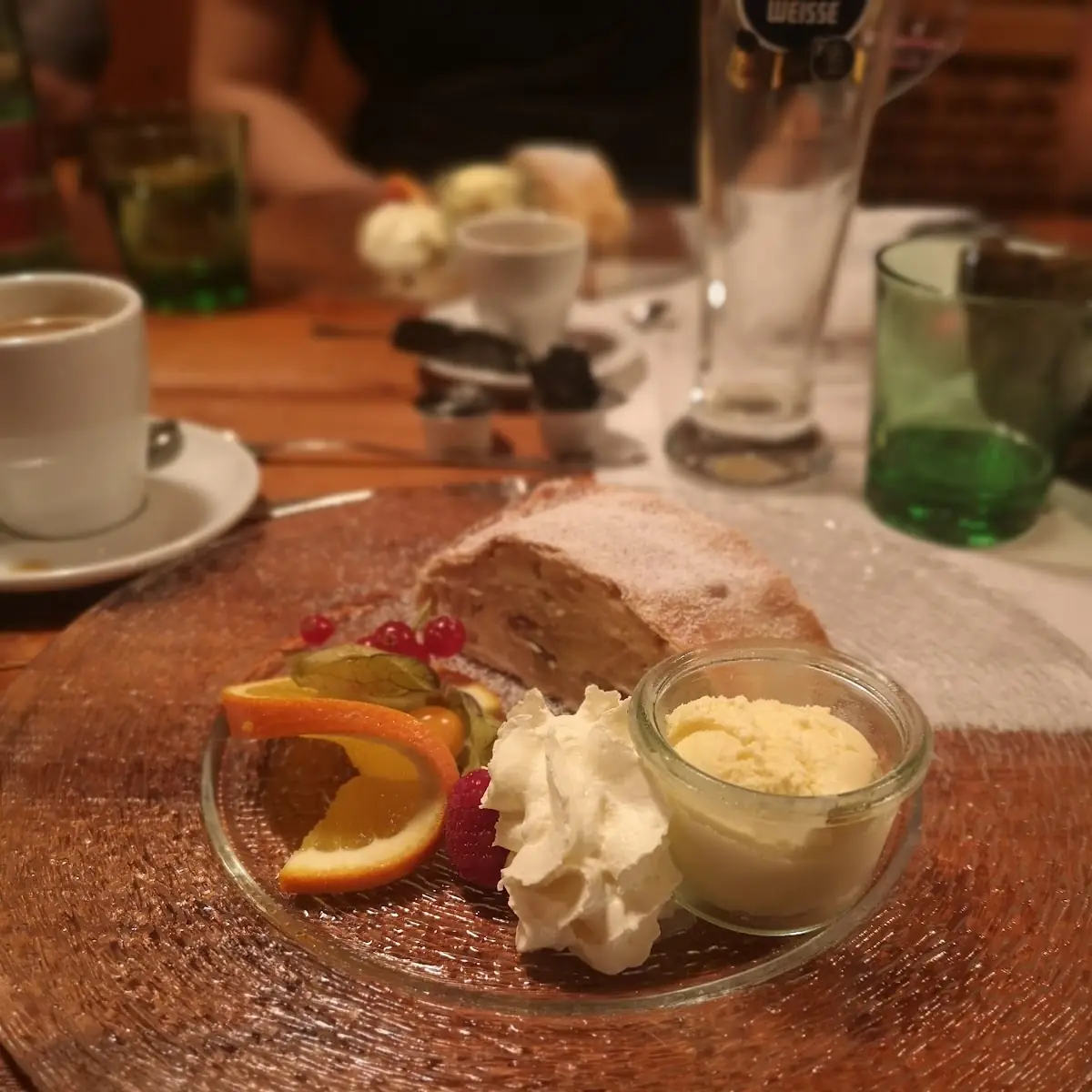 Apfelstrudel Mit Eis Und Sahne