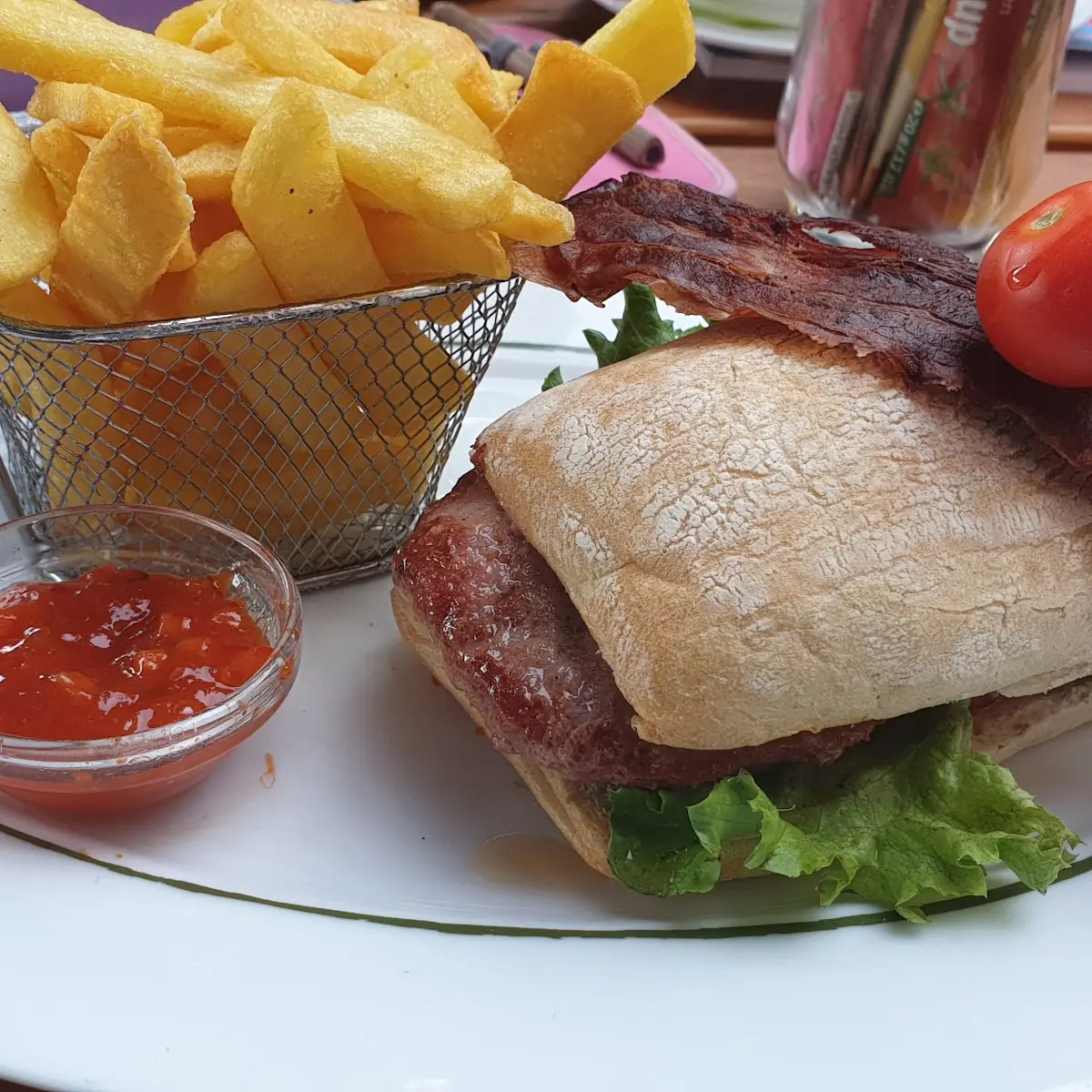 Burger Mit Pommes
