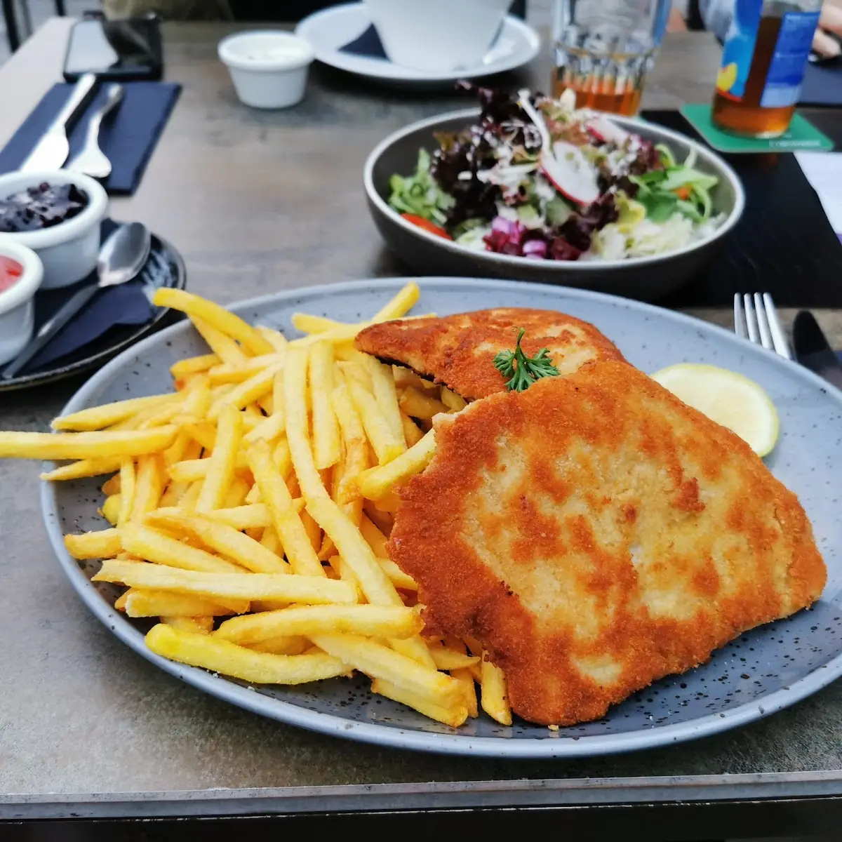 Gebackenes Wiener Schnitzel Mit Pommes Frittes