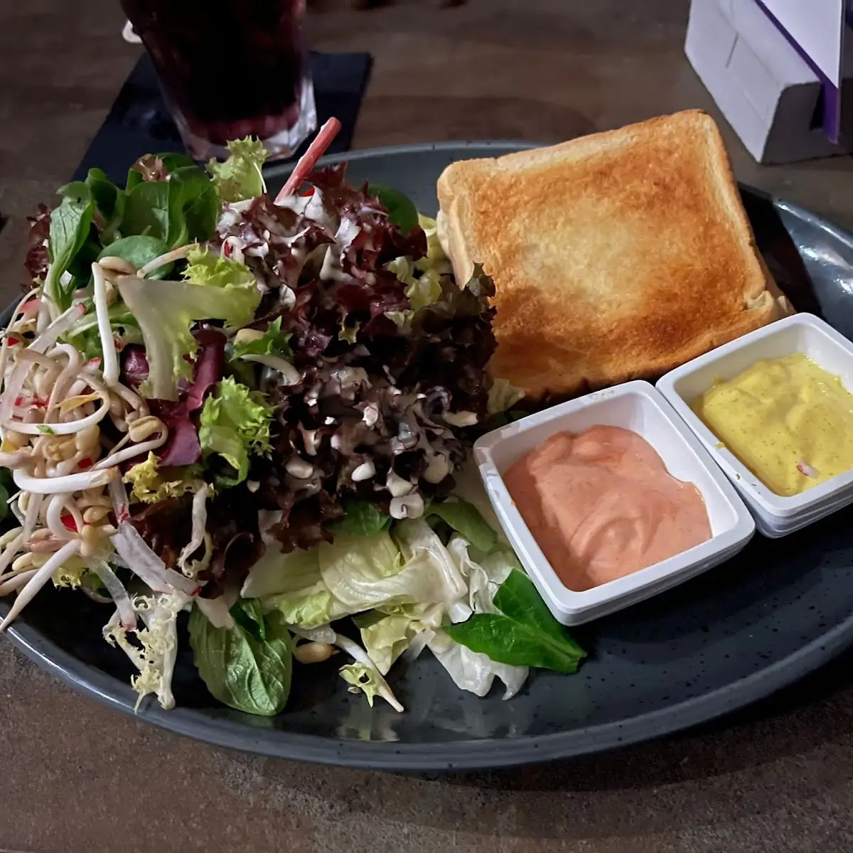 Klapptoast Mit Zweierlei Dip Und Blattsalat Bouquet