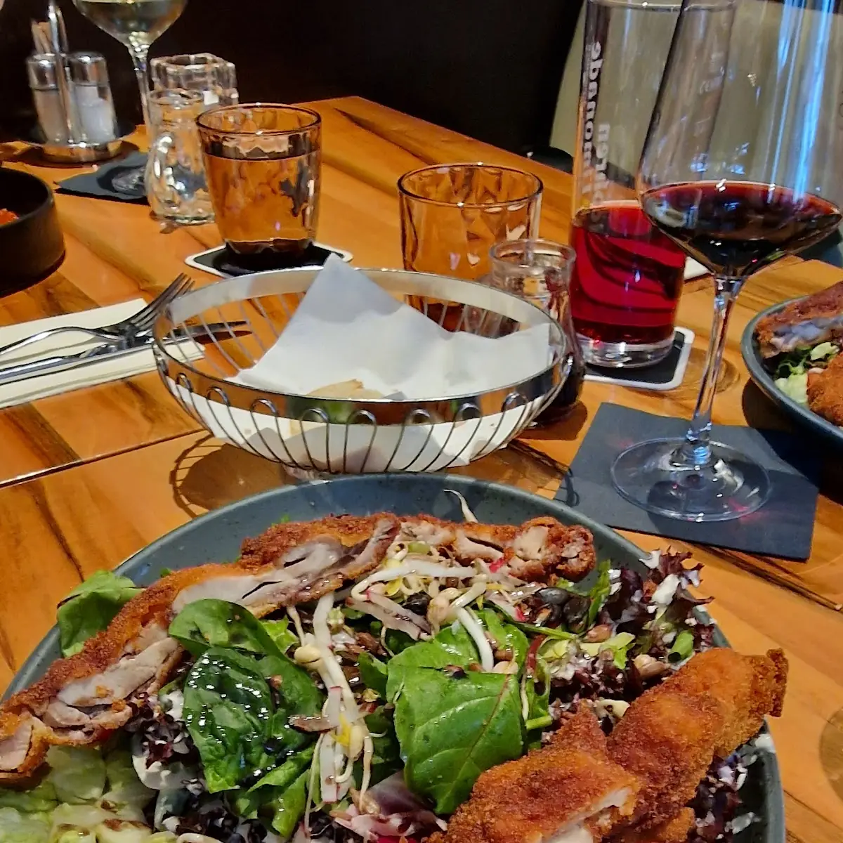 Parierte Hähnchenschnitzelstreifen Auf Saltteller