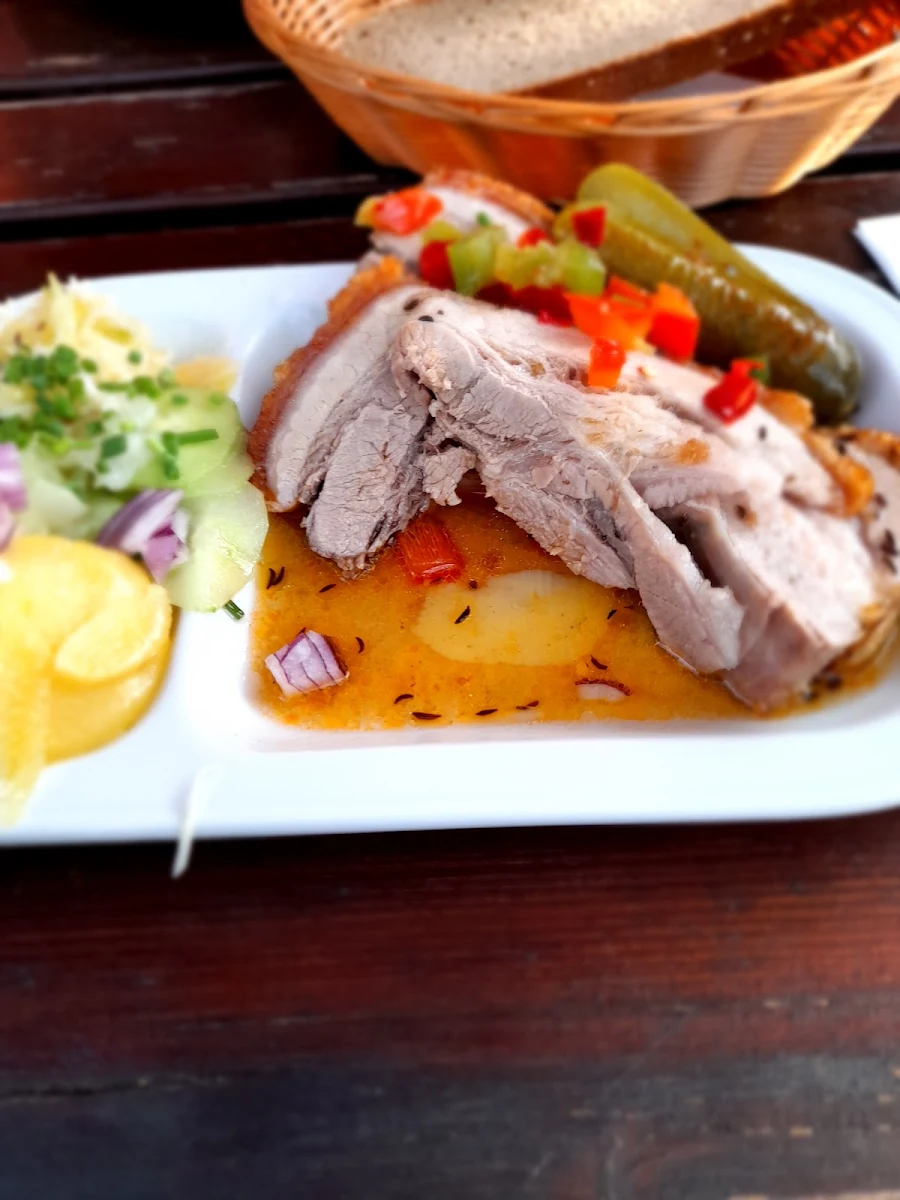 Kümmelbraten Mit Kren & Gem Salat