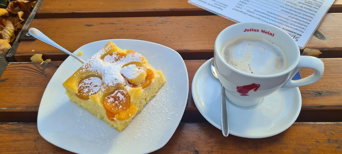 Marillenkuchen Und Kaffee