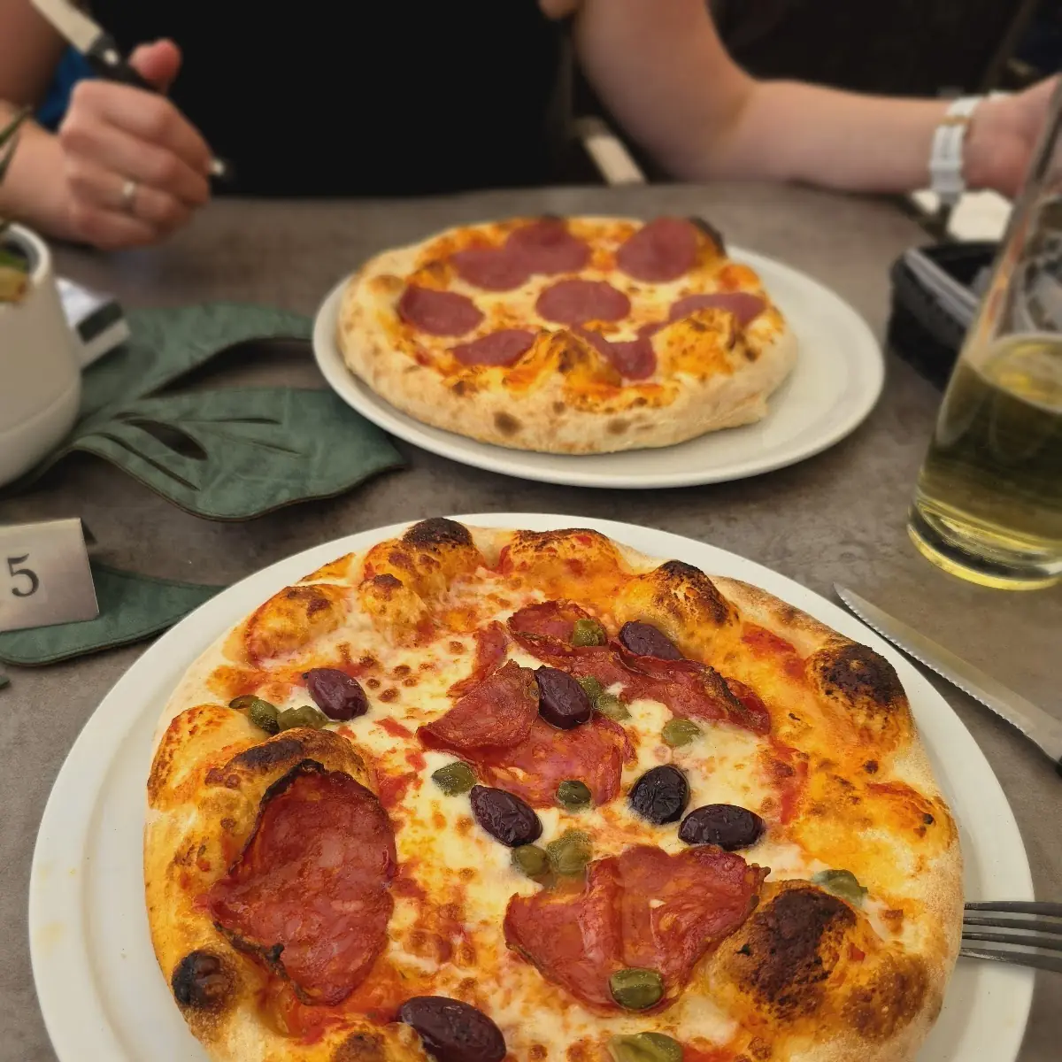 Pizza Mit Scharfer Salami Oliven Und Kapern