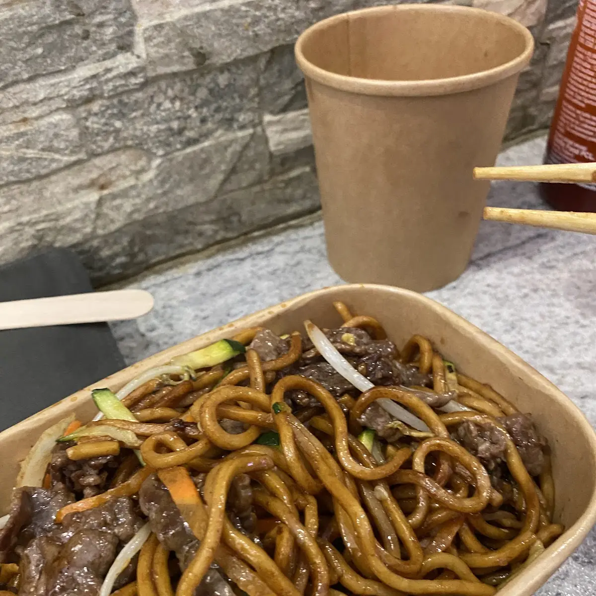 Große Beef Portion Mit Nudeln Und Gemüse