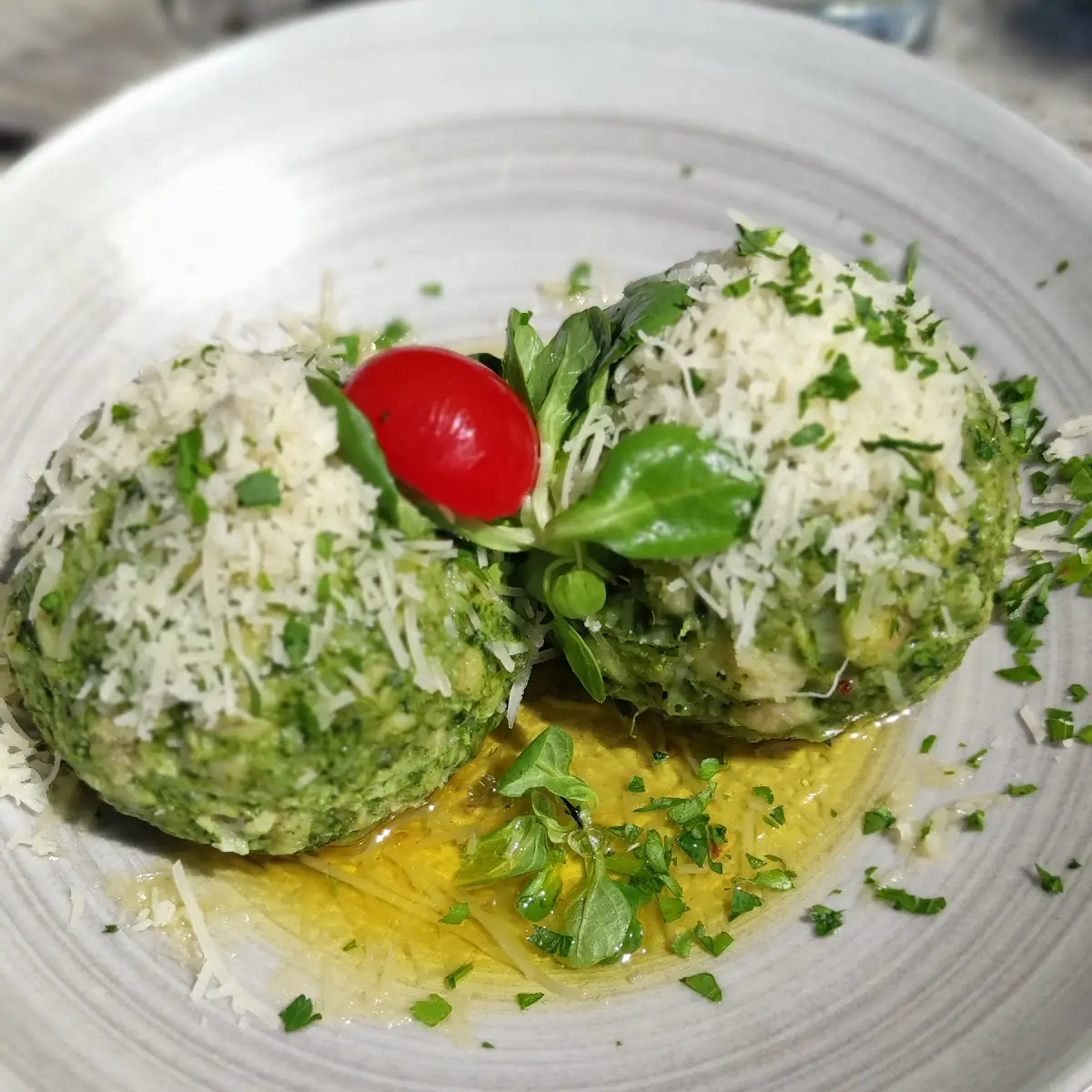Spinatknödel Mit Parmesan Und Brauner Butter Und Salat Preis Qualität Super