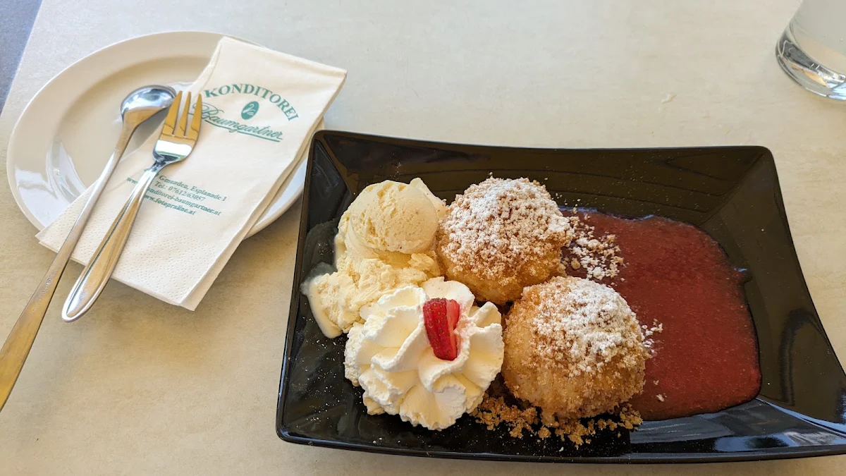 Erdbeerknödel Mit Beerenspiegel Vanilleeis Und Schlag