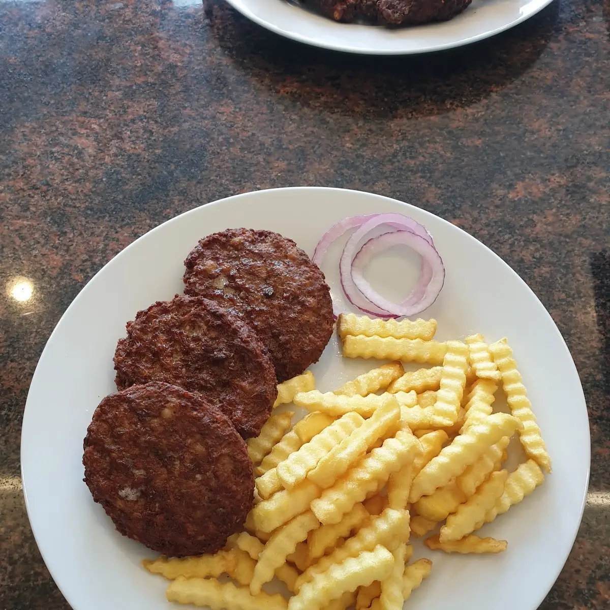 Fleischlaibchen Mit Pommes Frites