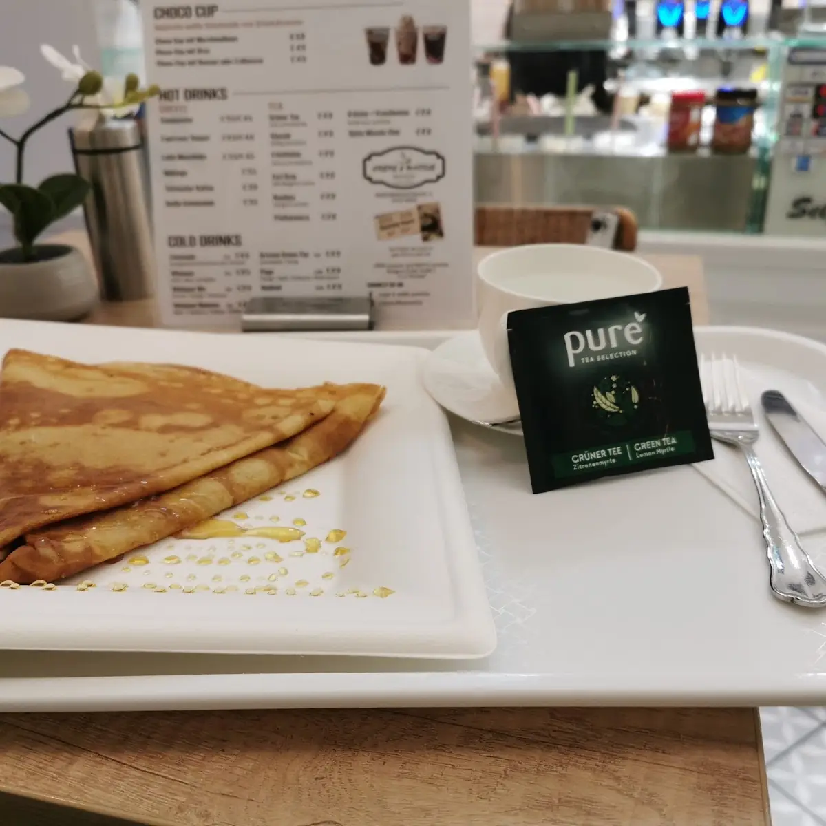 Crepes with Honey and Strawberries Mermelada