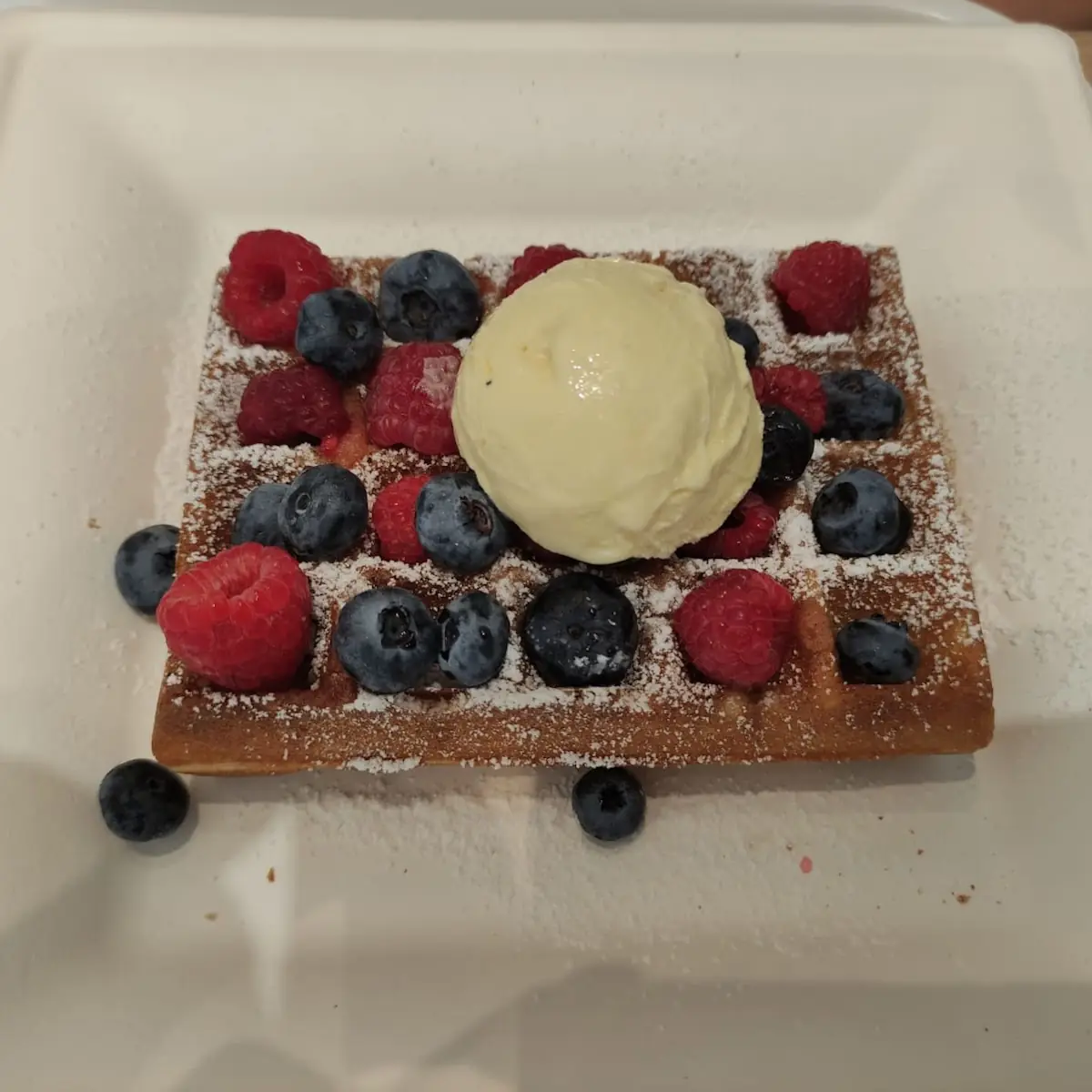 Waffle Con Gelato Alla Vaniglia Mirtilli E Lamponi