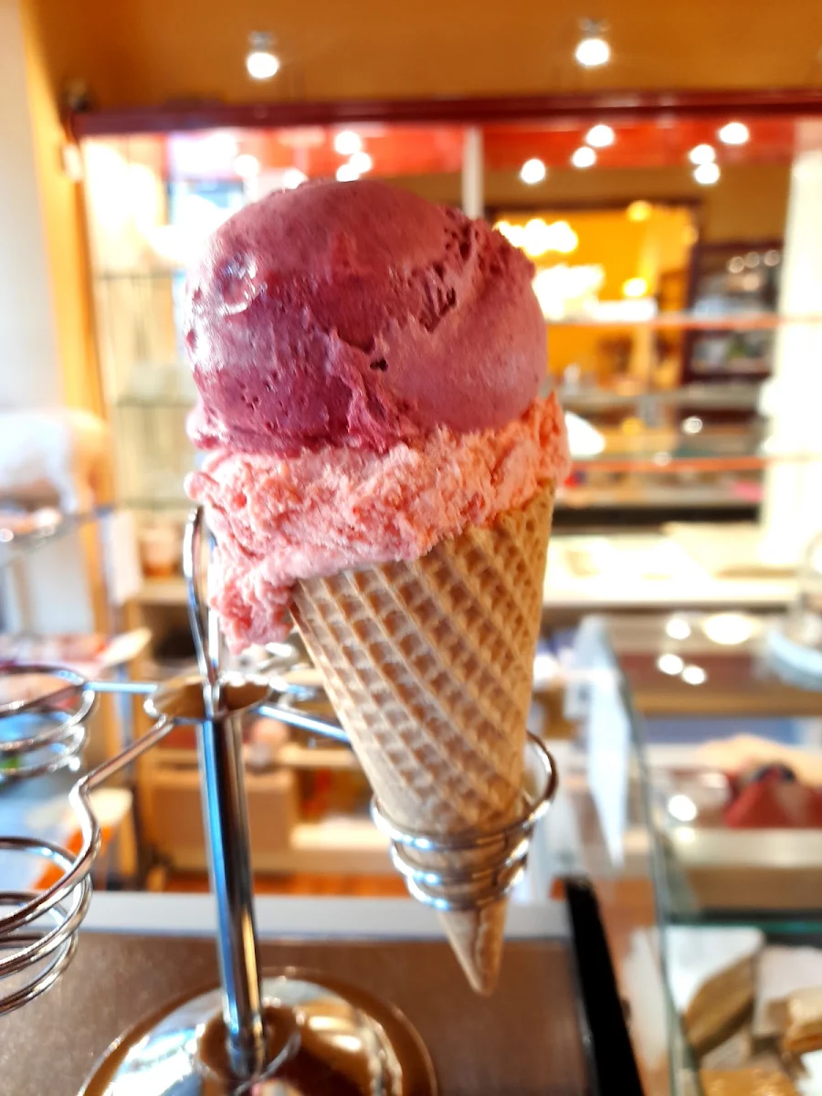 Erdbeer & Cassis Eis Im Stanitzel