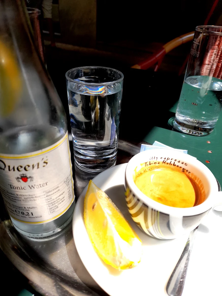 Illy Kl Espresso Mit Zitrone & Queen's Tonic Mit Eis & Zitrone