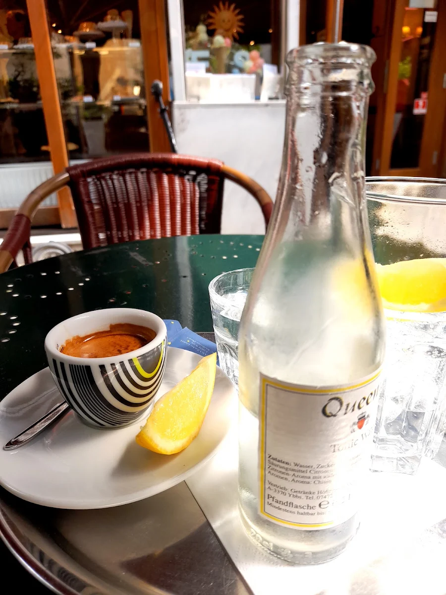 Illy Kl Espresso Mit Zitrone & Queen's Tonic Mit Zitrone Marillenkrapfen