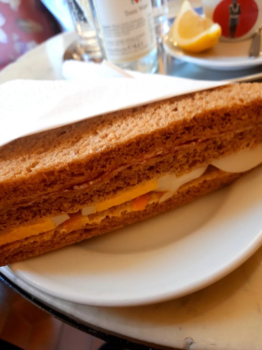 Salami Ei Paprika Tramezzini Mit Dunklen Brot