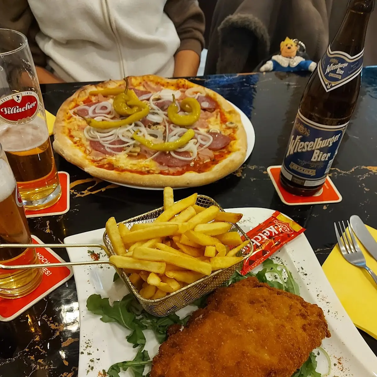 Schnitzel Hawaii Gefüllt Mit Schinken Käse Und Ananas Und Pizza De La Casa