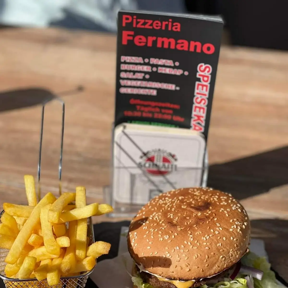 Momo Burger Mit Pommes
