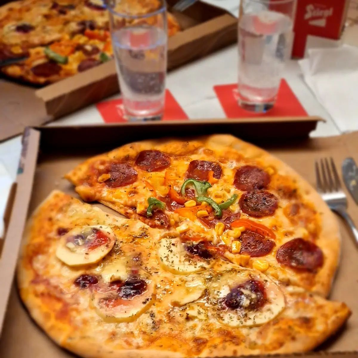 Pizza Salame Piccante Und Pizza Spezial