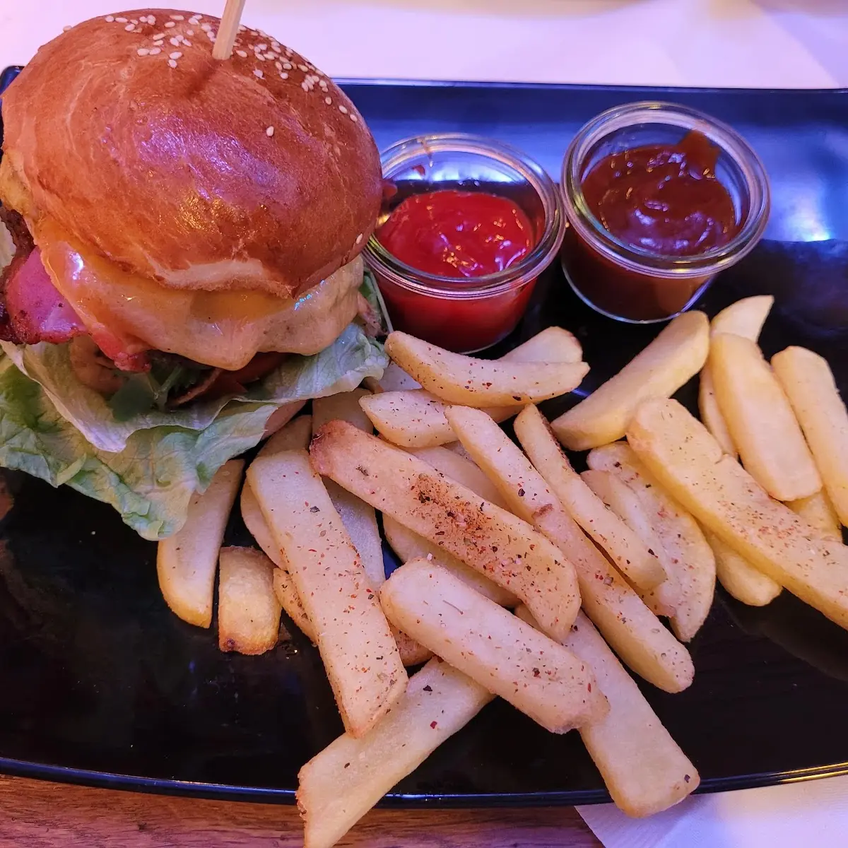Avocado Burger Mit Pommes
