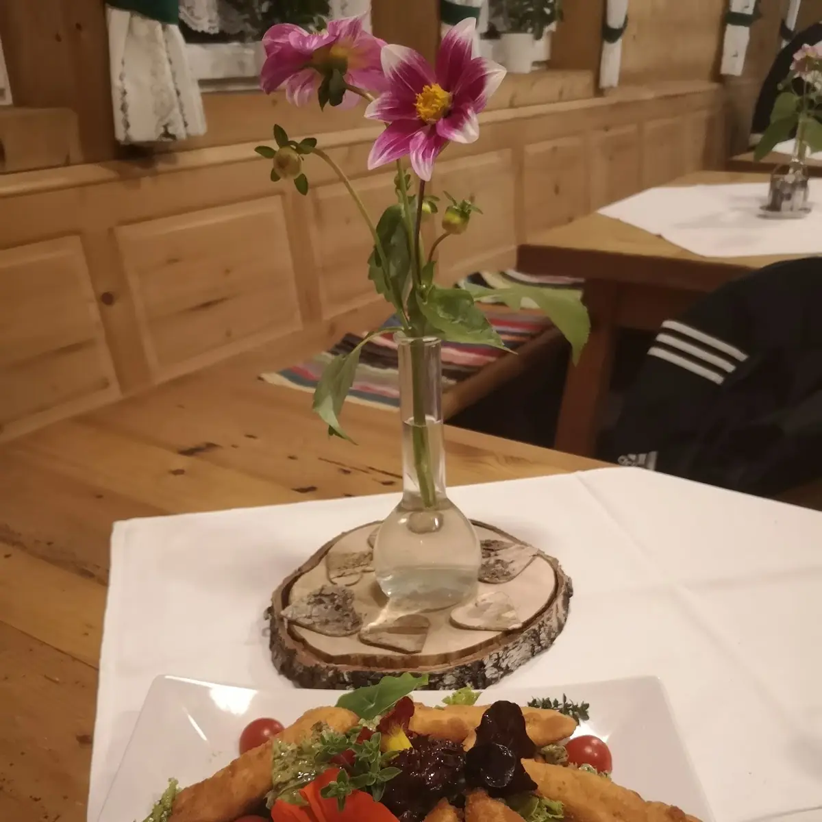 Geb Forellenstreifen Auf Blattsalat