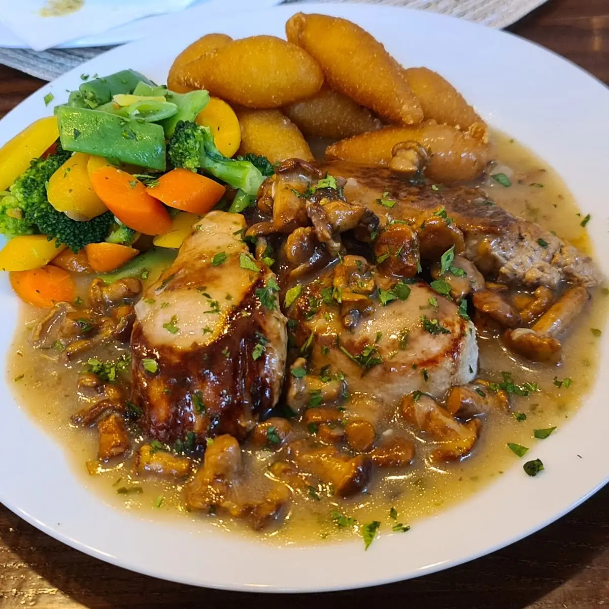 Schweinsmedaillons In Eierschwammetlsauce Mit Kroketten Und Gemüse