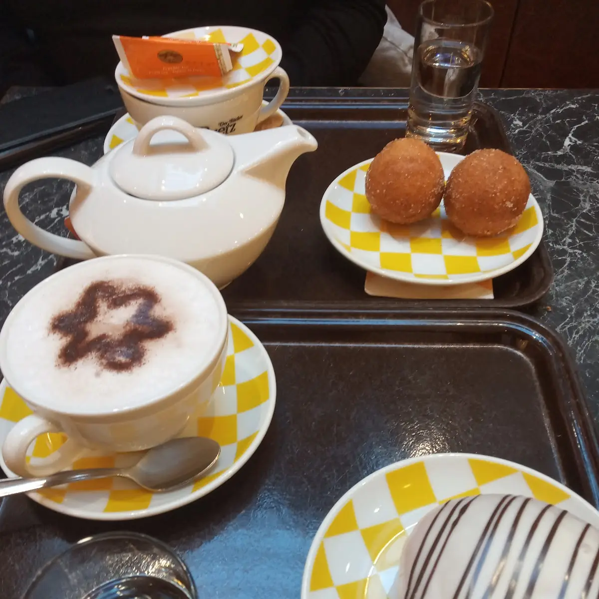 Früchtetee Mit Gepäck Cappuccino Mit Krapfen