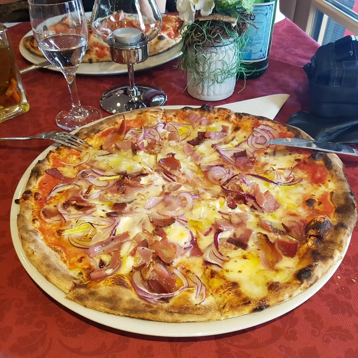 Pizza Con Gorgonzola Cipolla E Speck