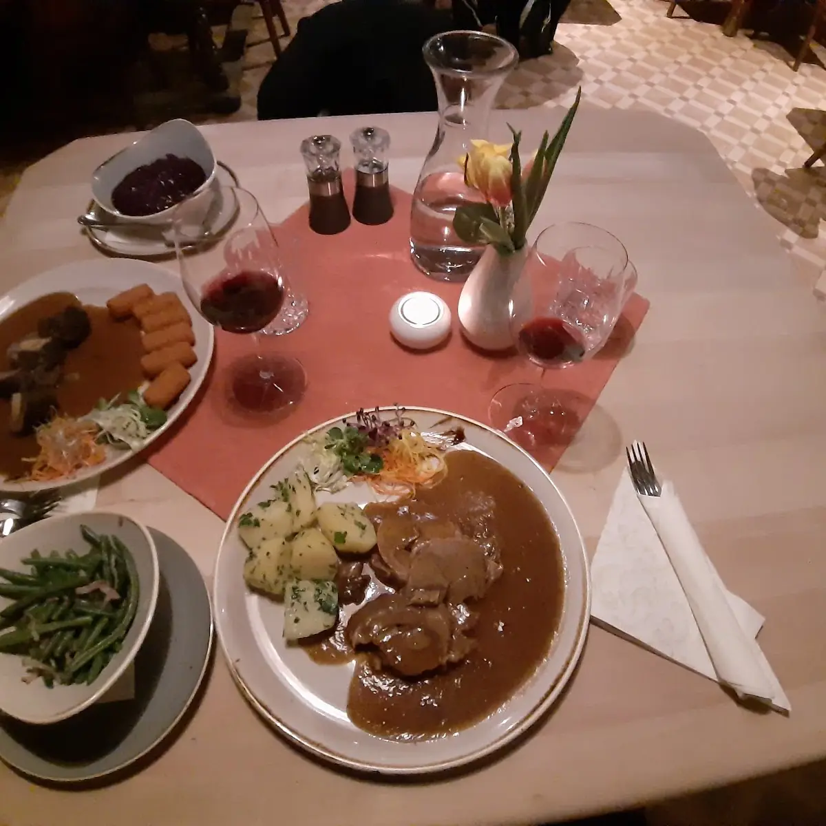 Hirschrolade Mit Rotkraut Und Berglammbraten Mit Speckfisolen