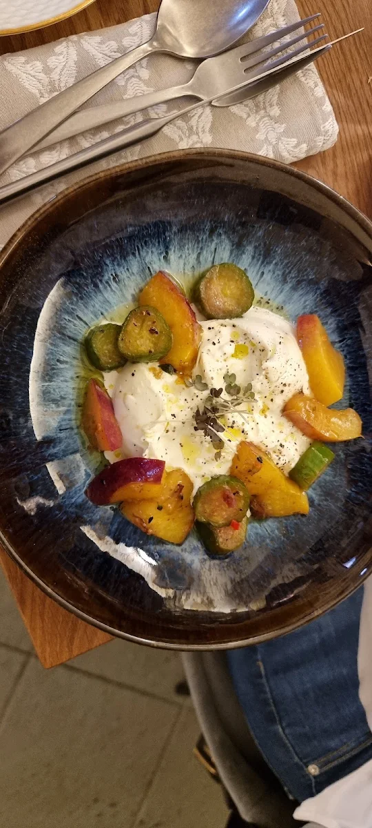 Burrata Mit Nektarinen Und Feldgurken