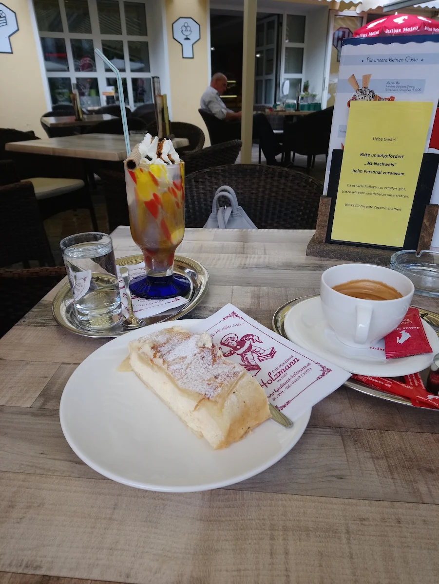 Eiskaffee Und Topfenstrudel