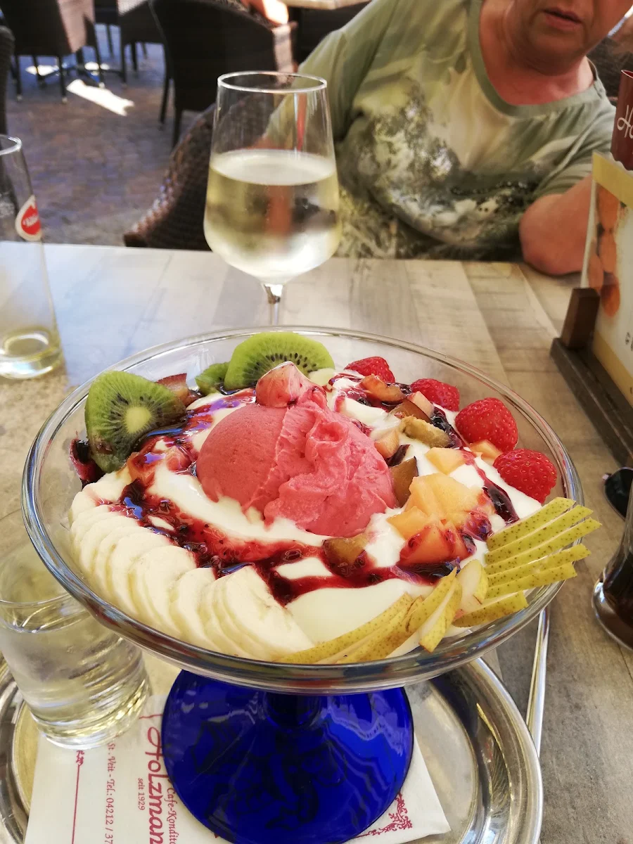 Früchte Mit Yoghurt Und Eis