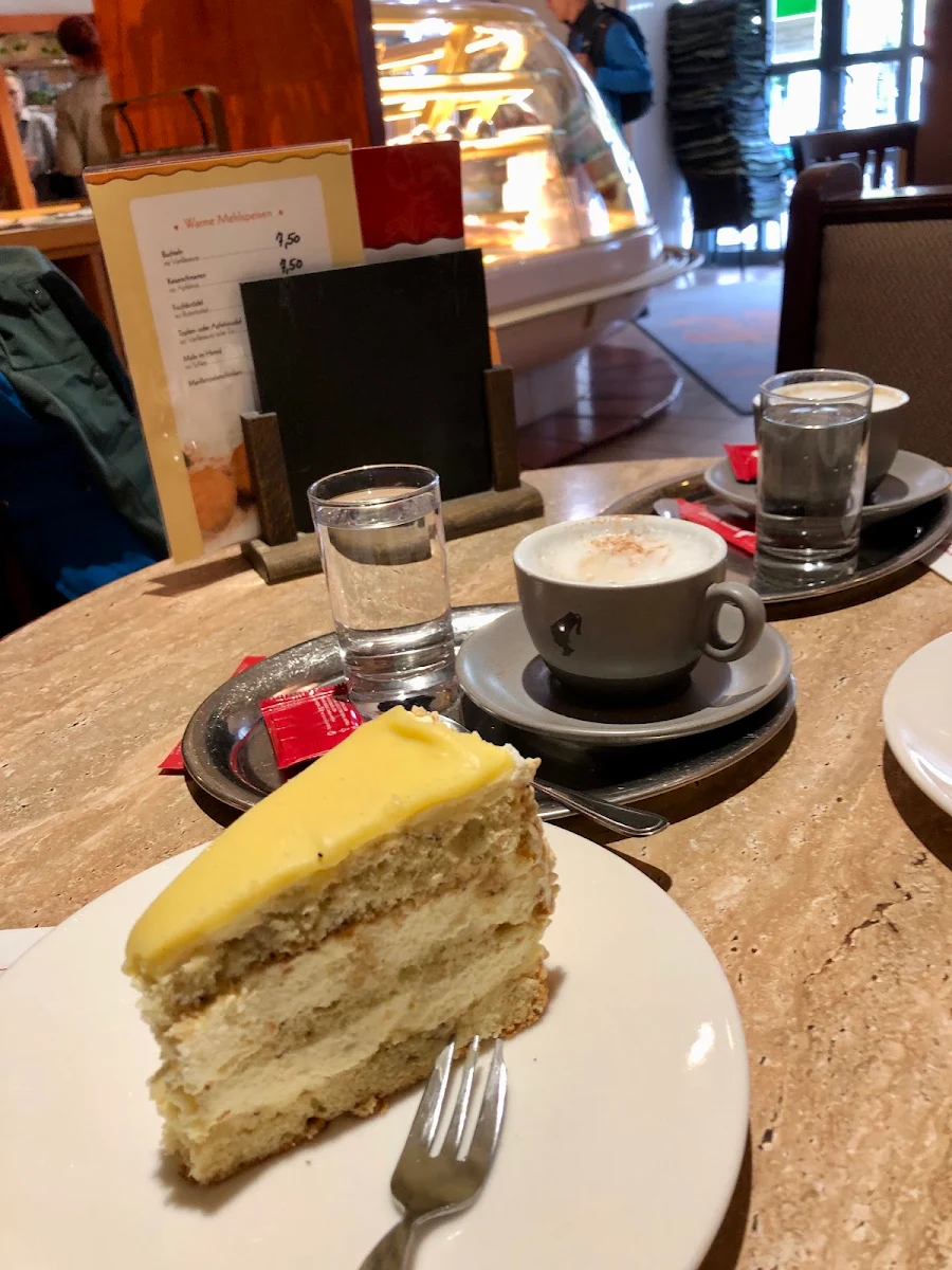 Mohn-marzipan-torte