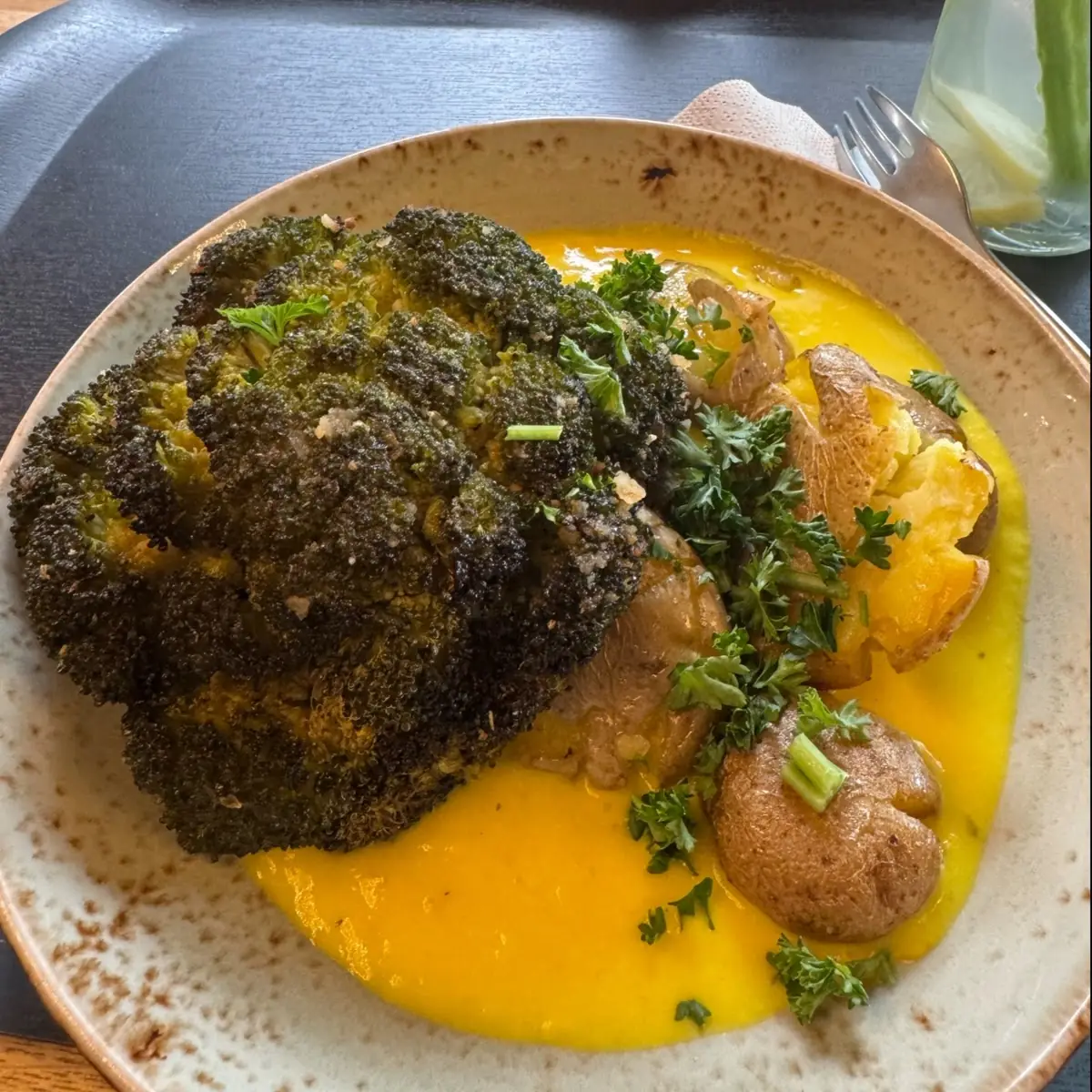 Brokkoli Mit Safransauce & Smashed Potatoes
