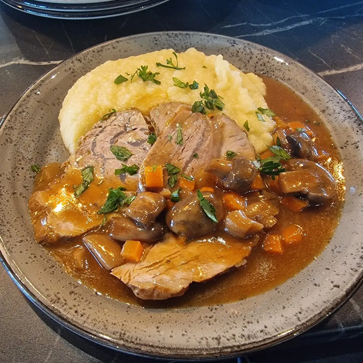 Mei'gulasch-kalbrahmgulasch