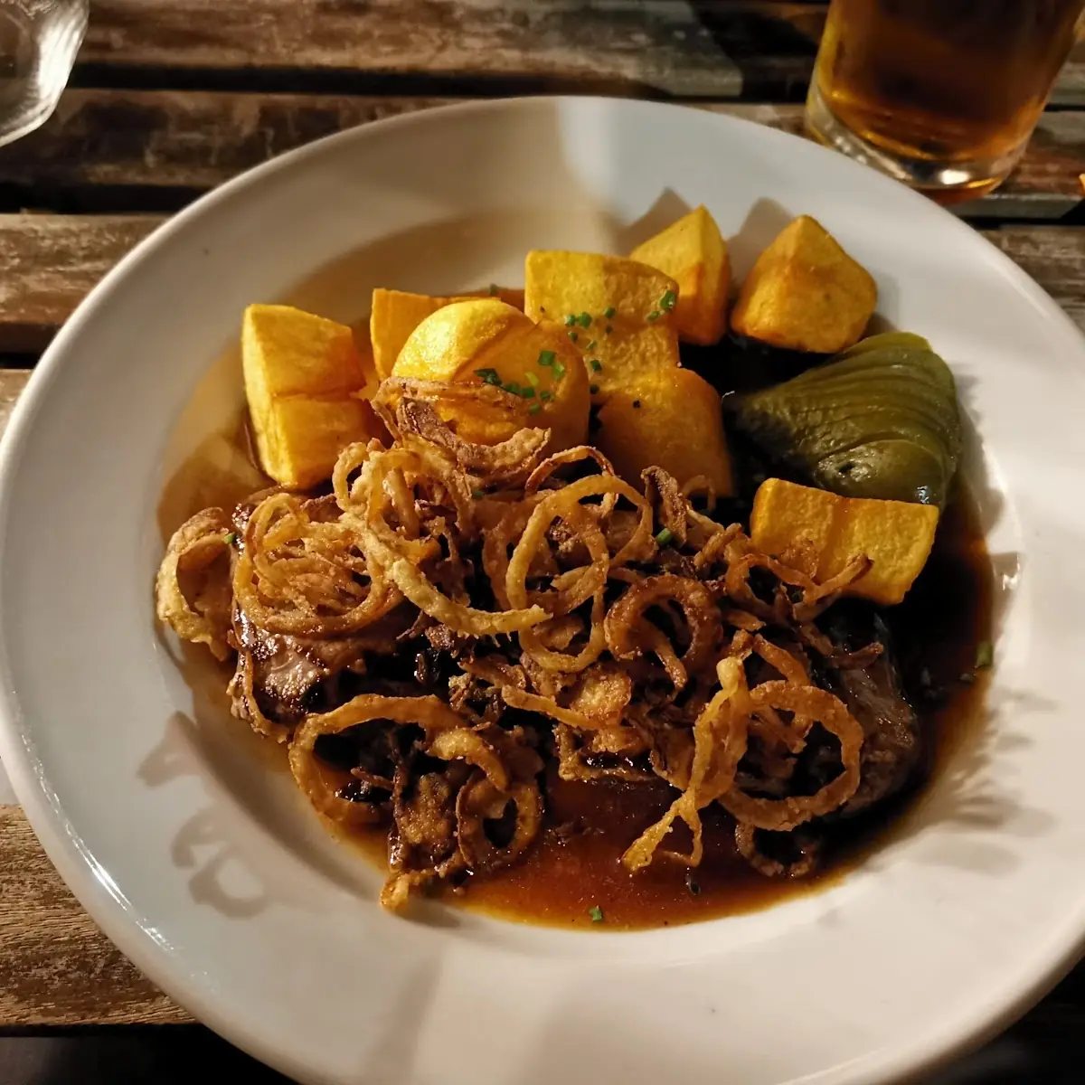 Zwiebelrostbraten Vom Beiried Mit Braterdäpfeln Und Fächergurkerl