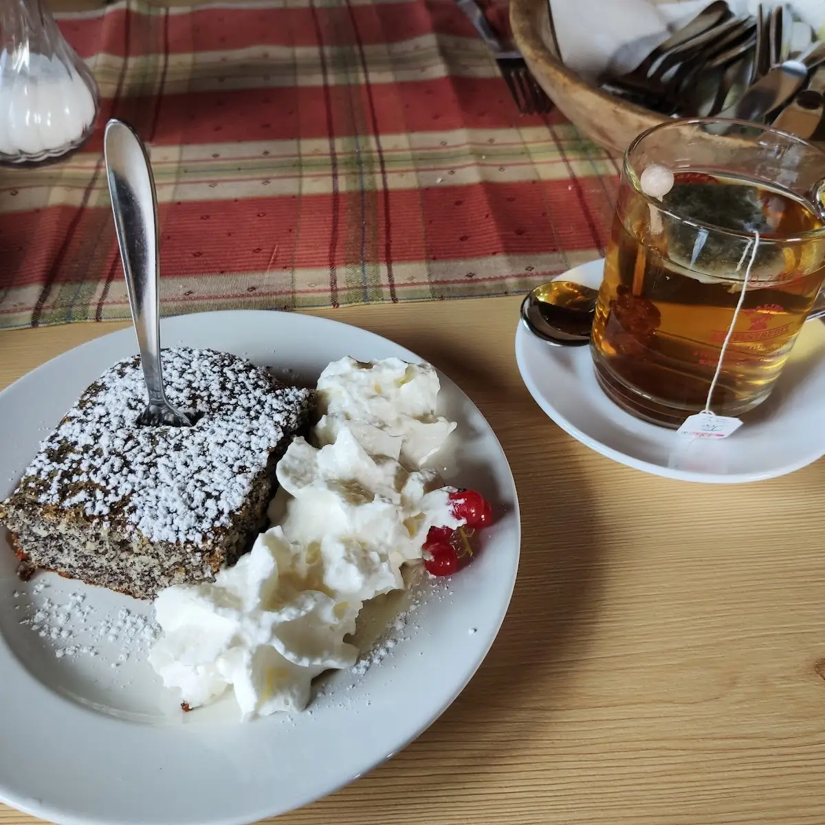 Mohnkuchen Und Kräutertee