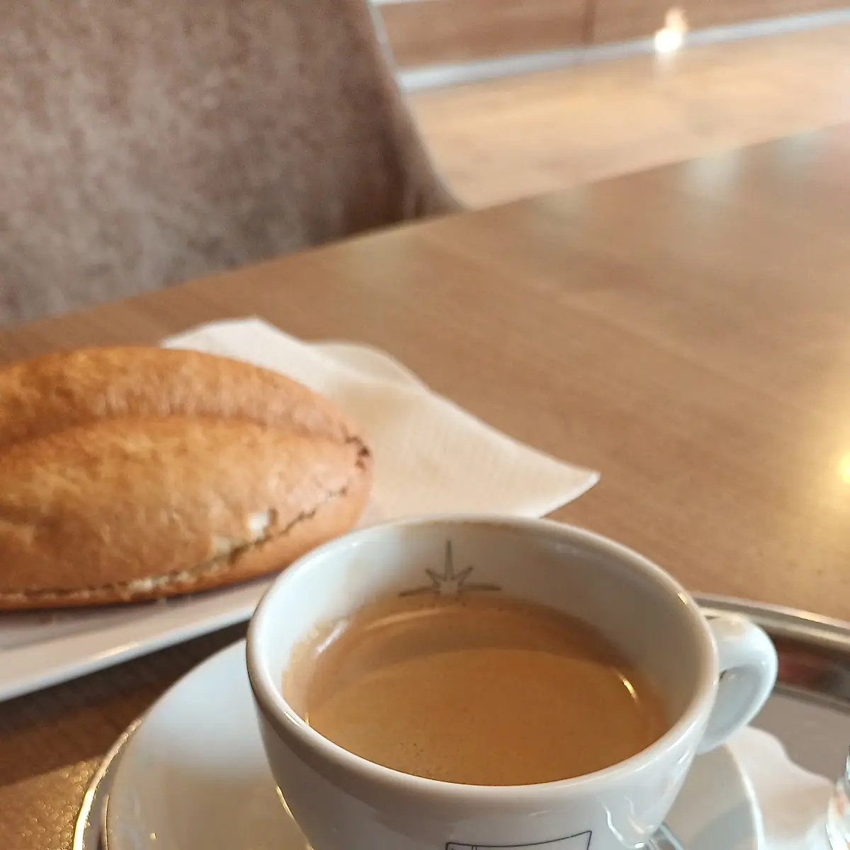 Verlängerter Schwarz Mit Frischer Buttersemmel