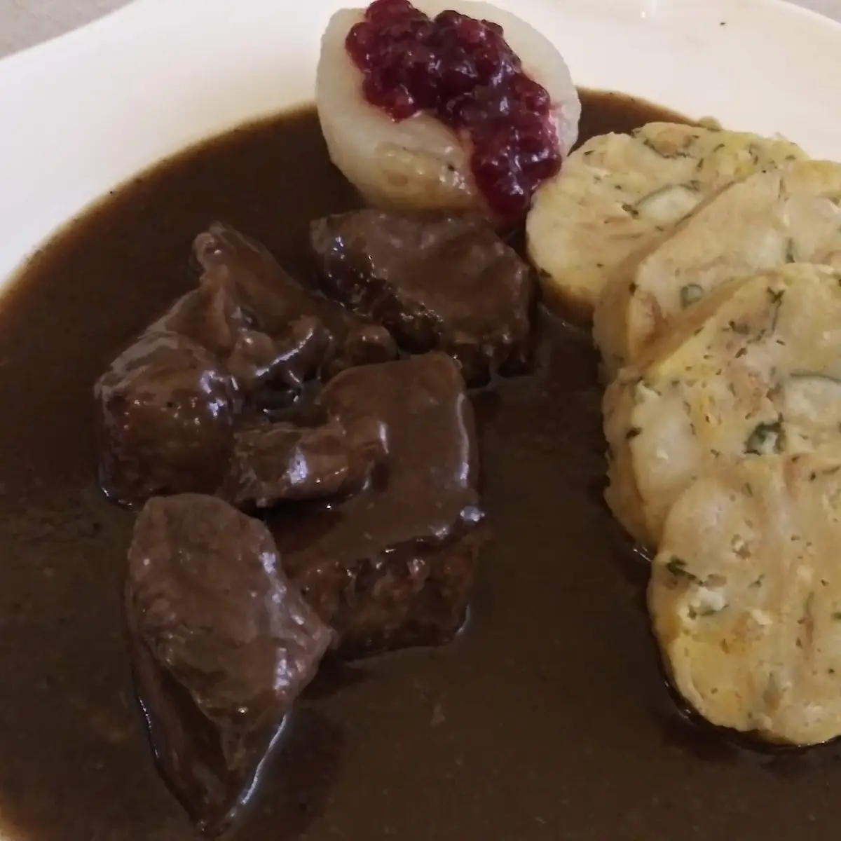 Hirschgulasch Mit Semmelknödel