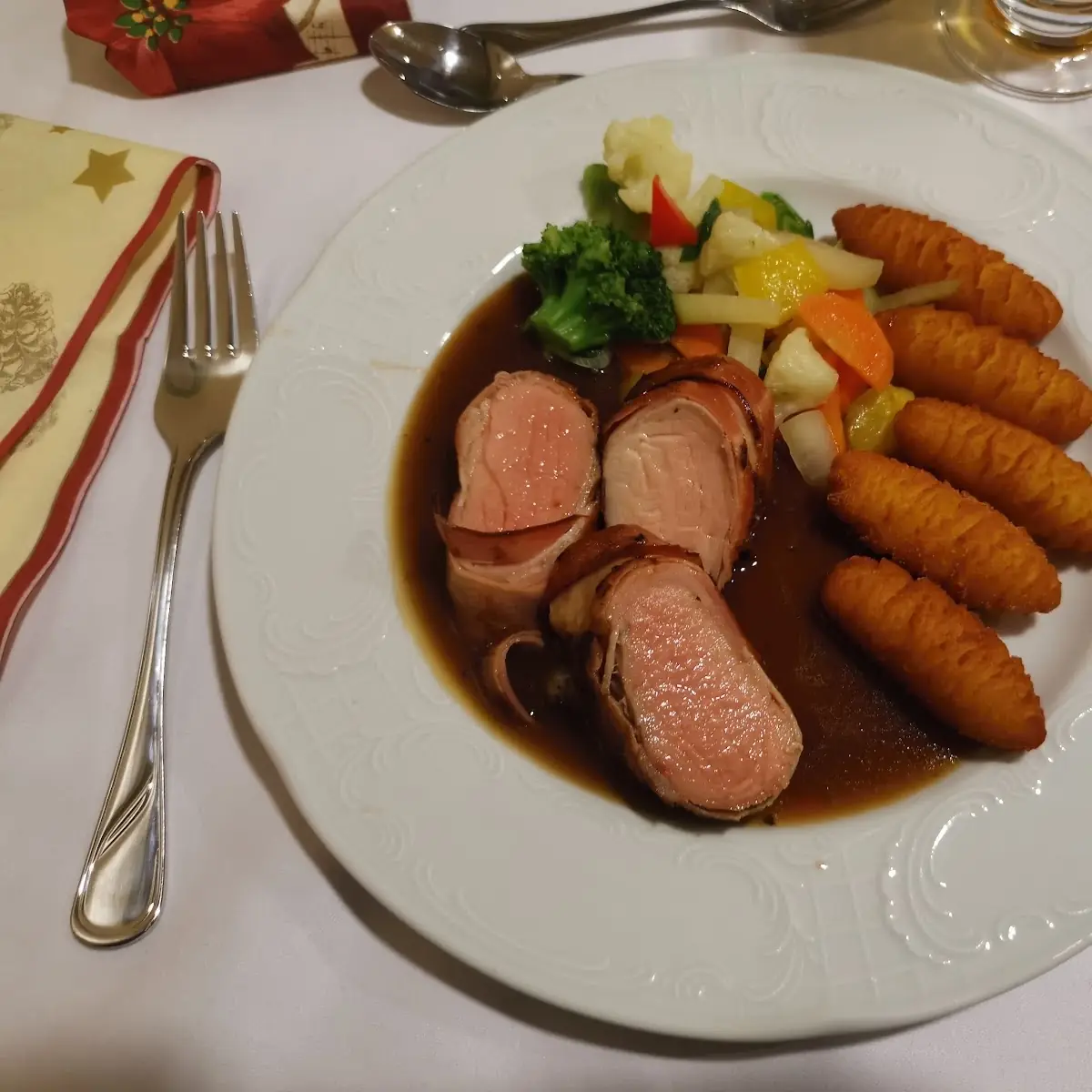 Rosa Schweine Medaillon Mit Kroketen