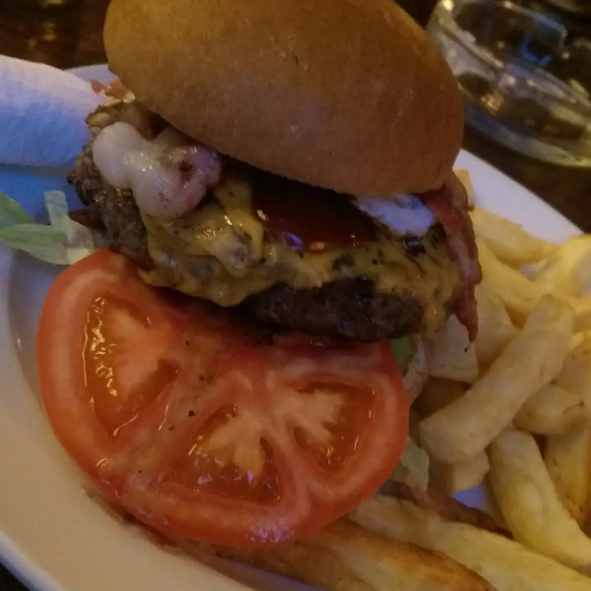 Cheeseburger Mit Pommes Frites