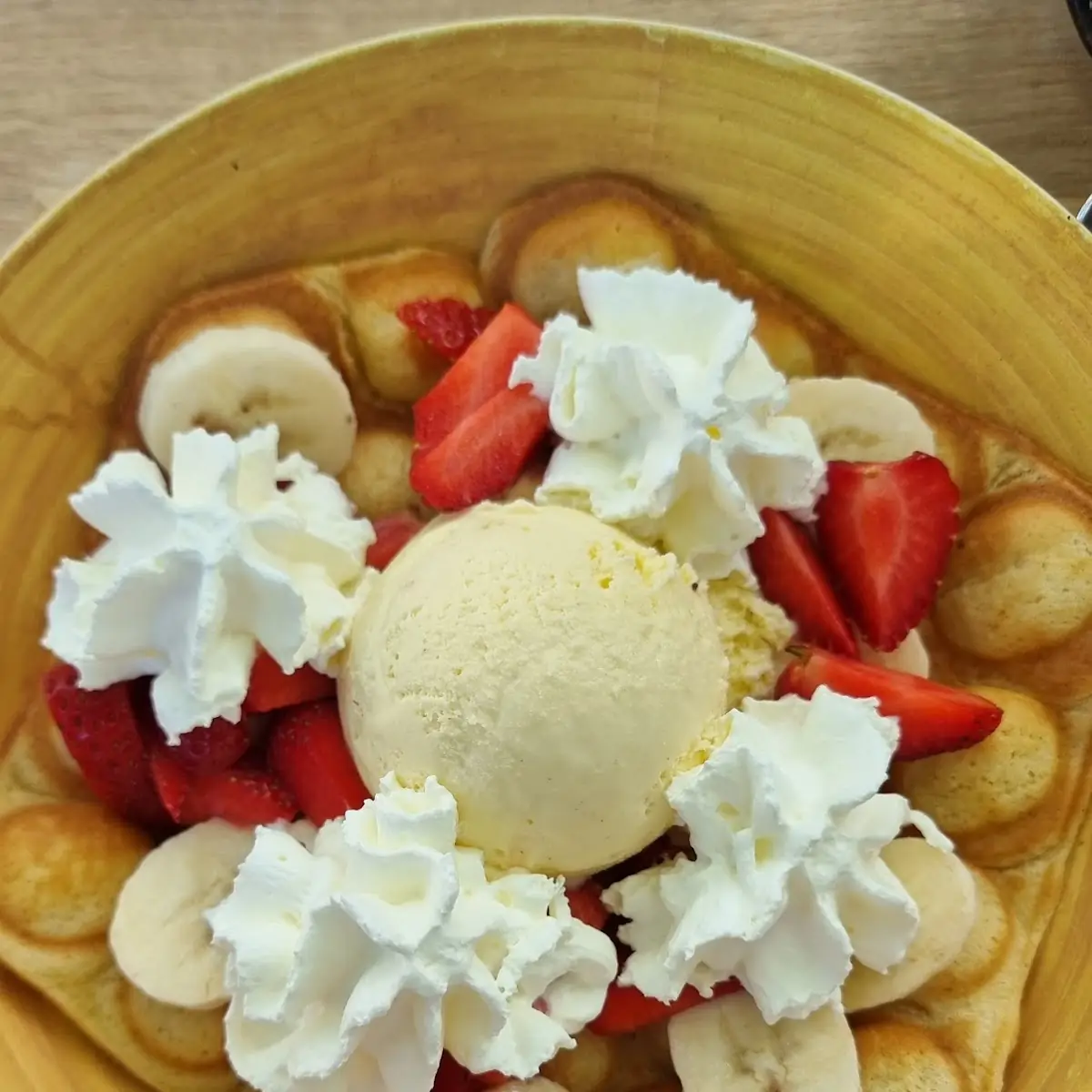 Bubble Waffle Mit Vanilleeis Und Früchten