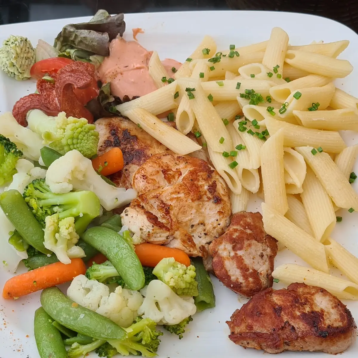 Grillteller Mit Teigwaren Und Gemüse
